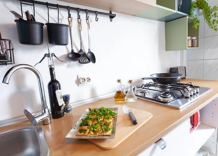 13 Septembrie Apt, Near Marriott Бухарест