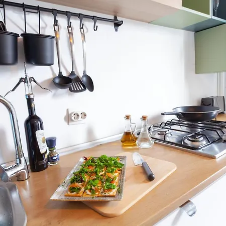 13 Septembrie Apt, Near Marriott Бухарест